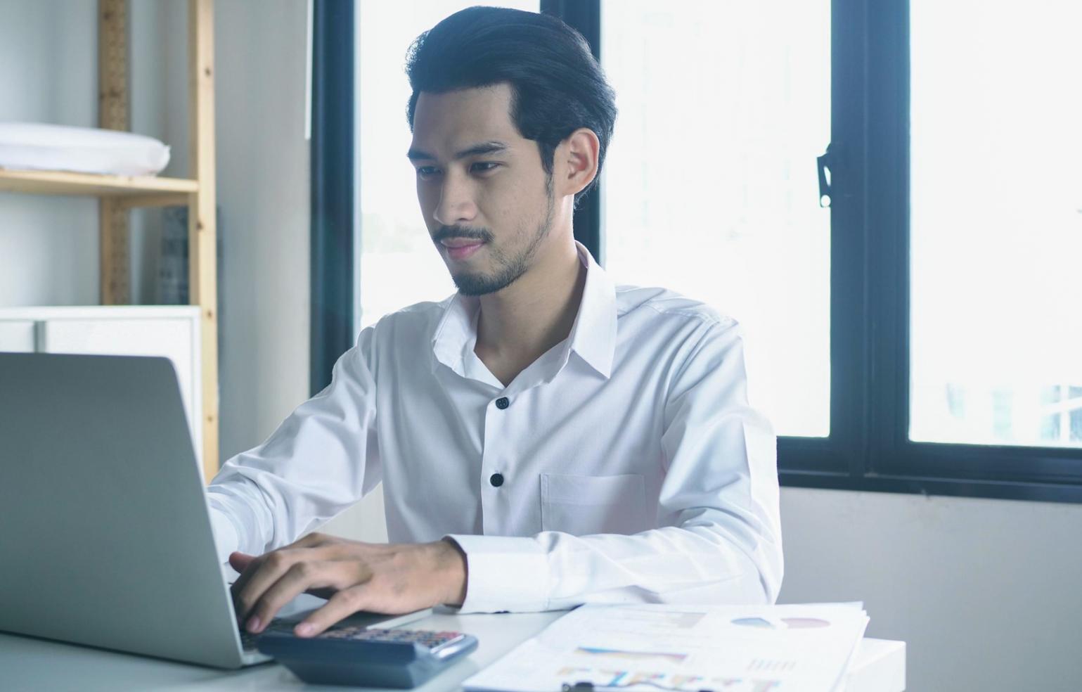 Estación de trabajo de análisis con múltiples pantallas mostrando datos de rendimiento
